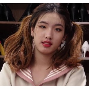 足系列女神Ayan的超短裙和双马尾，配上棉袜和裸足，是你踏入足系列世界的第一步