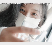 Nina最新自拍视频-时长34分钟，主题包括自我逗趣、手部技巧、足部保养，新女主引起争议！R房小伙伴们快来下载观看吧！