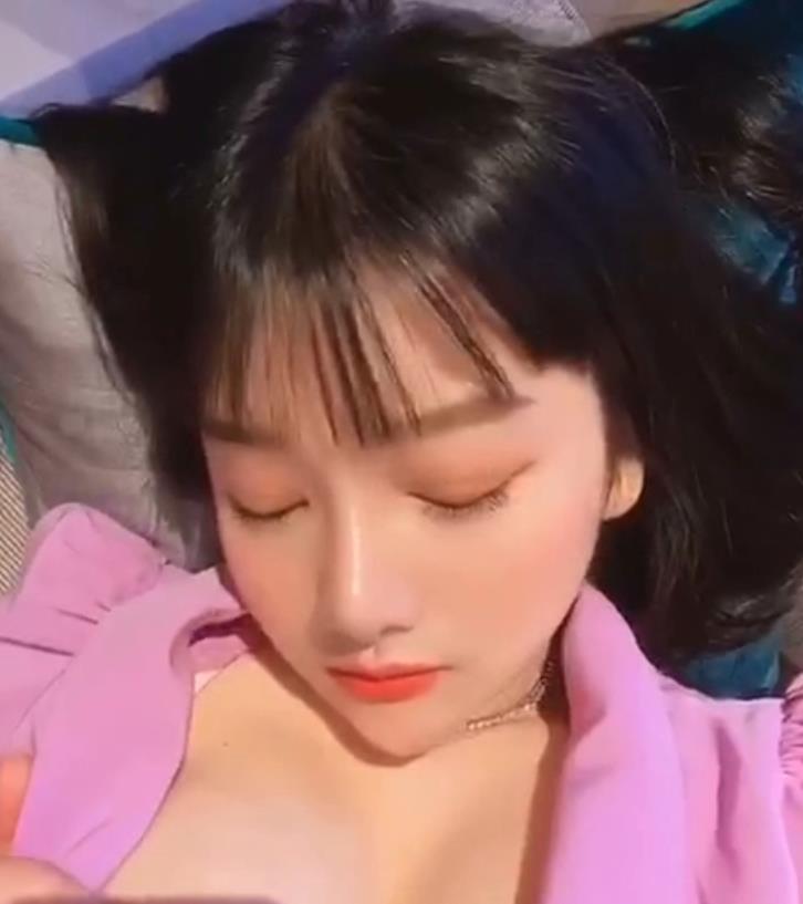 福利姬抖音复出小尤奈最新合集多V12G，监禁后裸COS爆红广州漫展